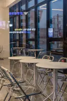 화이트&메탈의 모던 감성 카페 BLACK ISSUE